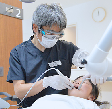 一般歯科治療に精通した歯列矯正治療の認定医。