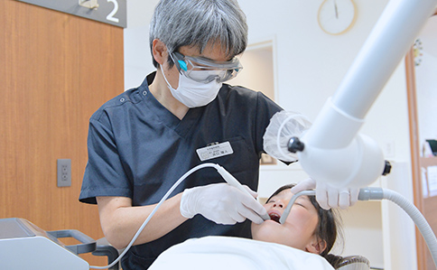 一般歯科治療に精通した歯列矯正治療の認定医。